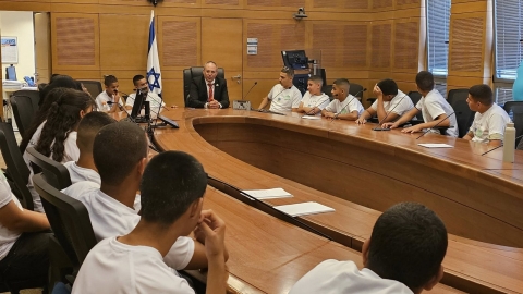 אצל האח של ראש העיר: ח"כ אליהו רביבו אירח בכנסת משלחת תלמידי החינוך הערבי מלוד - חדשות לוד ברמלוד נט