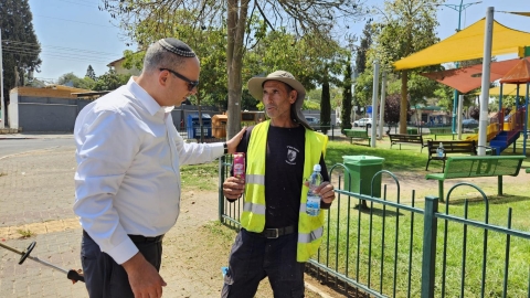 ביום הכי חם: מים קרים, ארטיקים ויום מקוצר לעובדי הניקיון והגינון בלוד - חדשות לוד ברמלוד נט