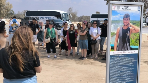 לוד צעדה בשביל רון: סיור מרגש לזכר רון שמר ז"ל, בן העיר שנרצח בפסטיבל הנובה - חדשות לוד ברמלוד נט