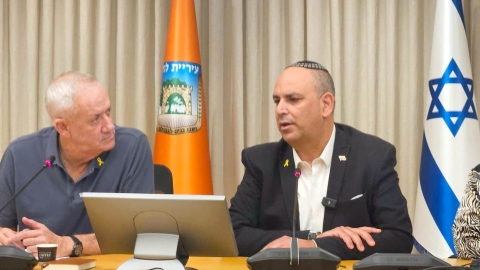 ביקור ממלכתי בלוד: יאיר רביבו אירח את חברי סיעת כחול לבן בראשות בני גנץ - חדשות לוד ברמלוד נט
