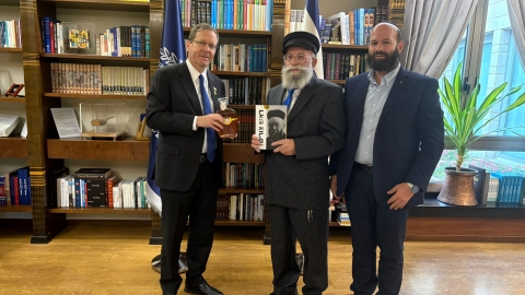 נשיא המדינה יצחק הרצוג אירח אתמול את הרב יעקב גלויברמן ובנו. - חדשות לוד ברמלוד נט