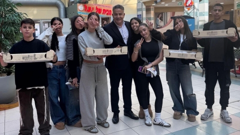מחווה מחממת לב: בני הנוער מבאר יעקב חילקו סופגניות במרכז הרפואי שמיר - חדשות באר יעקב ברמלוד נט