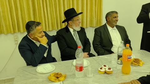מעמד מרגש בבאר יעקב: המשנה לראש העיר שימי טל אירח את הרב הראשי לישראל בערב נר שלישי של חנוכה - חדשות באר יעקב ברמלוד נט