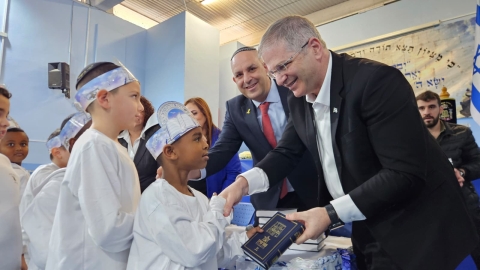 שר החינוך וראש העיר לוד העניקו את ספר התנ"ך לתלמידי בית הספר 'מעפילים'   - חדשות לוד ברמלוד נט