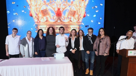 כבוד עצום ללוד: תלמיד קידום נוער תוכנית היל"ה הוכתר כחתן התנ"ך המחוזי לשנת תשפ"ו - חדשות לוד ברמלוד נט