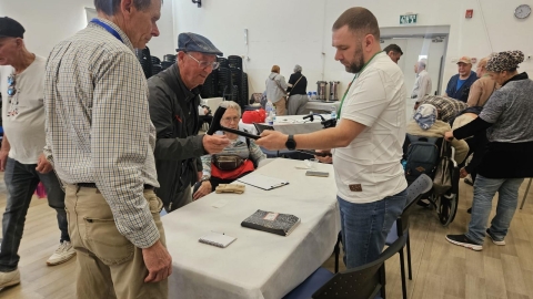 מחבקים אותם: ציוד רפואי ועזר חולק למאות וותיקי לוד ובעלי-צרכים מיוחדים - חדשות לוד ברמלוד נט