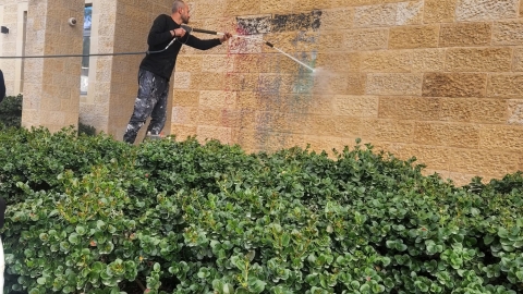 ונדליזם חמור בלוד בשיאו של מבצע “שאגת הארי”: דגל פלסטין רוסס על בניין העירייה - חדשות לוד ברמלוד נט