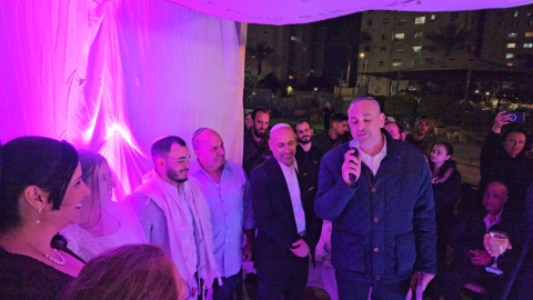 נלחמים ומתחתנים: חתונת חיילי צה"ל התקיימה בחורשת תיכון דרכא בלוד - חדשות לוד ברמלוד נט